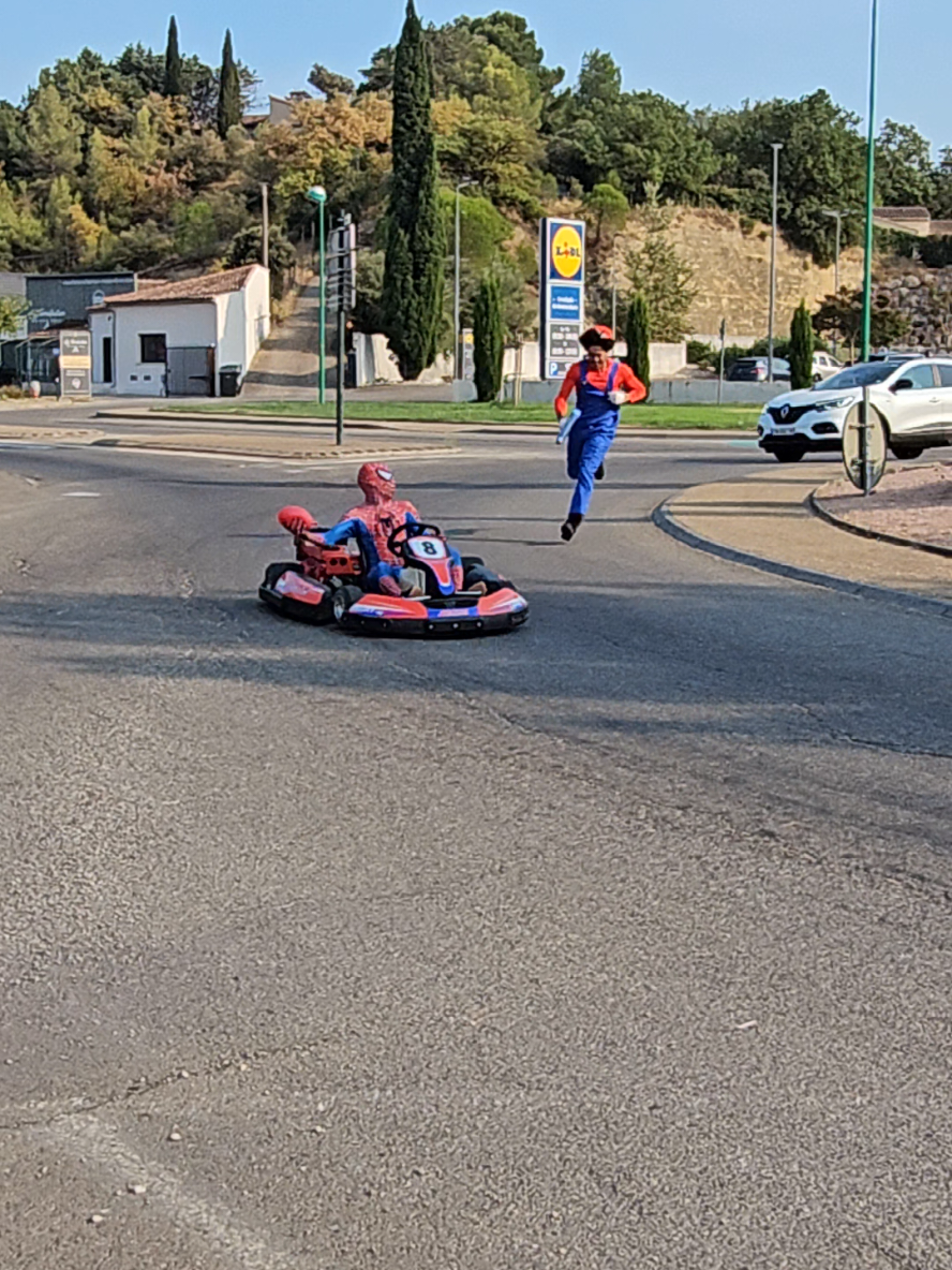Mario Vs Spider-Man dans la vraie vie 🤣 #pourtoii #mariokart #drole_videos #fyp #pourtoii 