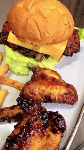 Masiphakeni! #burger #wings #fyp #tiktokfood #quickrecipes 