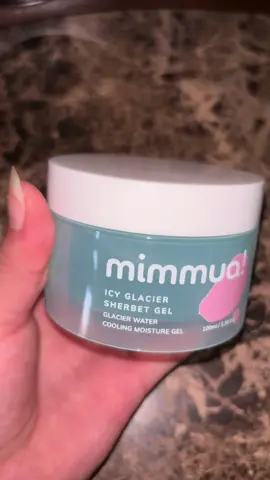 Ice Sorbet Gel Hidratante Reduce los poros al instante Refrescante y calmante al aplicarlo Ideal para piel grasa y como prebase debajo del maquillaje Tratamiento para quemaduras solares en rostro y cuerpo Mantener en el congelador para un efecto óptimo #moisturiser #soothingmoisturizer #viralmoisturizer #gelmoisturizer #skinmoisturizer 