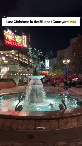 Had no idea that would be my last Christmas in Muppet Courtyard 😢 #muppets #disneyparks #christmasatdisneyworld #disneyshollywoodstudios #muppetcourtyard 