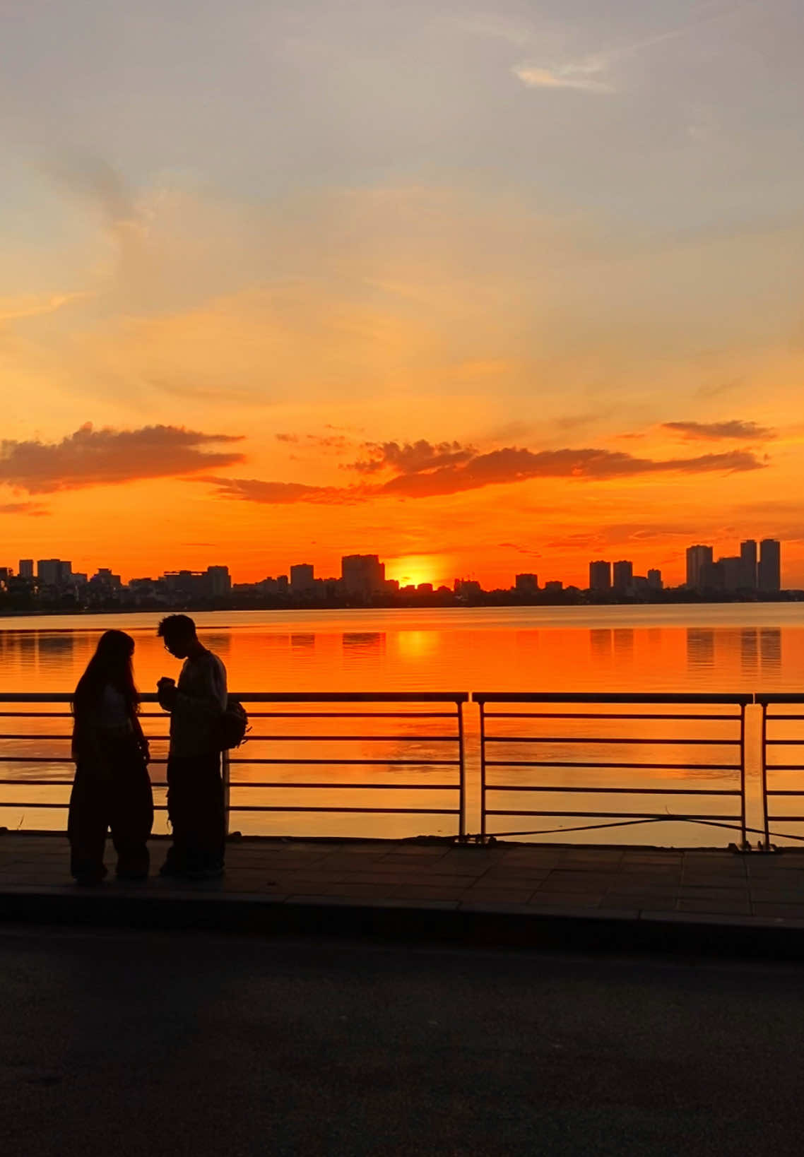“Tận cùng ở cuối cơn đau, anh vẫn yêu em như lần đầu…” Người ngắm hoàng hôn hồ Tây cùng bạn vẫn còn bên cạnh bạn chứ? #hoanghon #sunset #tinhyeu #tamtrang #hotay 