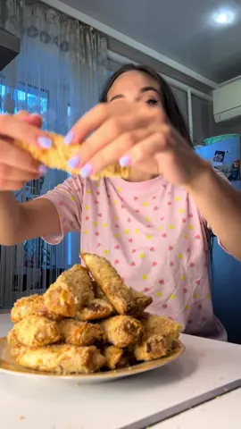 Пальчики 🤤ідеально підійдуть під 50 грм 😉 Інгредієнти:  • тісто Філо 6 листків  • куряче філе 350 гр  • печериці 150 гр • цибуля 1 шт  • сметана 20%  2 ст л • сіль/ спеції за смаком  • сир Моцарелла 200 гр