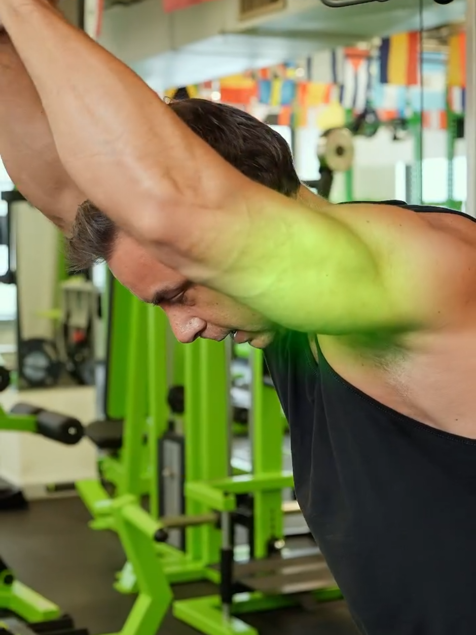 Most people only train one part of their triceps… and wonder why their arms aren’t growing. 👉 Long head = overhead stretch (think overhead extensions) 👉 Short head = pressdowns Hit BOTH if you want truly bigger arms. Stop skipping half the muscle! 💪 Save this for arm day 🔥 #tricepsworkout #biggerarms #armday #gains #gymtips