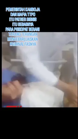 Bukti Ketidakbecusan Negeri Ini Dan Sulitnya Lapangan Pekerjaan Di Negeri Konoha Ini, Hingga Rakyatnya Pun Berakhir Dengan Tragis Di Negeri Orang 🥲 • • Kisah Tragis Nazwa, Gadis Deli Serdang yang Pamit Interview Bank, Berakhir Meninggal di Kamboja Keinginan Nazwa Aliya (19), lulusan SMK Telkom 2 Medan asal Jalan Bejo, Dusun XVI, Percut Seituan, Kabupaten Deli Serdang, untuk bekerja di luar negeri berakhir tragis. Gadis yang awalnya pamit untuk interview kerja di sebuah bank di Medan itu ditemukan meninggal dunia di Kamboja pada Senin (12/8/2025). Ibunda Nazwa, Lanniari Hasibuan (53), mengungkapkan sejak awal dirinya menolak keras niat anak bungsunya itu untuk merantau ke luar negeri, apalagi ke Kamboja yang sudah lama dikenal sebagai “zona merah” bagi tenaga kerja migran Indonesia. Namun, penolakan itu tidak mampu menghentikan tekad Nazwa. “Alasan pertama anak saya buat yaitu ingin study tour tetapi saya tolak. Terus kedua, anak saya meminta izin untuk interview di salah satu bank, saya izinkan dia interview di situ,” tutur Lanniari kepada Tribun Medan, Jumat (15/8/2025). 𝙆𝙧𝙤𝙣𝙤𝙡𝙤𝙜𝙞  𝙆𝙚𝙥𝙚𝙧𝙜𝙞𝙖𝙣  𝙉𝙖𝙯𝙬𝙖  Pada 27 Mei 2025, Nazwa berpamitan kepada ibunya untuk menjalani interview hari pertama di sebuah bank swasta di Medan. Keesokan harinya, 28 Mei, Nazwa kembali meminta izin untuk menjalani interview tahap kedua. Pagi itu sekitar pukul 05.00 WIB, ia meninggalkan rumah. Namun, belakangan diketahui Nazwa ternyata tidak benar-benar mengikuti interview. Siang harinya, ia hanya sempat mengirim pesan singkat kepada ibunya bahwa kunci rumah dititipkan di jendela. Setelah itu, komunikasinya mulai aneh dan terbatas. Pada 29 Mei 2025 malam, Nazwa memberi kabar mengejutkan: ia sudah berada di Bangkok, Thailand. Kepada ibunya, ia sempat beralasan pergi bersama teman praktik kerja lapangan, namun kemudian mengaku berangkat sendiri. “Saya sempat pingsan waktu itu, terus saya tanya lagi sama siapa pergi ke Bangkok, Nazwa mengatakan bersama temannya praktik kerja lapangan (PKL) nya. Itu pengakuan dari dia. Terus saya tanya kembali dia (jawab) pergi sendiri ke Bangkok tanpa kawan,” ungkapnya. “Kalau saya telepon tak mau diangkat, kalau adik saya telepon baru diangkat. Tapi macam ada orang yang mengawasinya, sebentar-sebentar aja ngomong langsung dimatikan,” ungkap Lanniari. 𝙇𝙖𝙥𝙤𝙧𝙖𝙣  𝙋𝙤𝙡𝙞𝙨𝙞  𝙂𝙖𝙜𝙖𝙡 , 𝙆𝙖𝙗𝙖𝙧  𝘿𝙪𝙠𝙖  𝙙𝙖𝙧𝙞  𝙆𝘽𝙍𝙄  Merasa anaknya berada dalam bahaya, Lanniari berupaya membuat laporan ke Polsek Medan Tembung. Namun laporan ditolak karena keberadaan Nazwa dianggap sudah diketahui berada di Bangkok dan ia bukan lagi anak di bawah umur. Puncaknya, pada 7 Agustus 2025, Lanniari mendapat kabar dari pihak KBRI Phnom Penh bahwa Nazwa tengah dirawat intensif di State Hospital, Siem Reap, Kamboja. Sayangnya, setelah empat hari dirawat, nyawa Nazwa tak tertolong. Ia dinyatakan meninggal dunia pada 12 Agustus 2025. “Saya dapat kabar tanggal 7 Agustus kalau Nazwa dirawat di RS, dan akhirnya tanggal 12 saya diberitahu lagi kalau anak saya sudah meninggal,” kata Lanniari dengan suara bergetar. 𝙁𝙚𝙣𝙤𝙢𝙚𝙣𝙖  𝙈𝙤𝙙𝙪𝙨  𝙋𝙚𝙣𝙞𝙥𝙪𝙖𝙣  𝙆𝙚𝙧𝙟𝙖  𝙠𝙚  𝙆𝙖𝙢𝙗𝙤𝙟𝙖  Kasus Nazwa menambah panjang daftar warga Sumut, khususnya dari Medan dan Deli Serdang, yang menjadi korban iming-iming kerja di luar negeri, terutama ke negara-negara yang disebut zona merah seperti Kamboja, Myanmar, dan Thailand. Badan Perlindungan Pekerja Migran Indonesia (BP2MI) sebelumnya berulang kali mengingatkan agar masyarakat tidak mudah tergiur tawaran kerja ilegal, terutama dengan modus “interview kerja” atau “training di luar negeri”. Banyak korban akhirnya dijebak bekerja di perusahaan scam online, bahkan berujung pada kematian. Sumber : tribun Medan