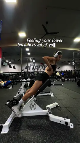 🔥 FEEL YOUR GLUTES WITH HIP EXTENSION ON THE ROMAN CHAIR! 🍑 If you feel your lower back more than your glutes, here’s how to fix it:  1. Bench Setup 	•	Pad should sit below your hip bone. 	•	This allows full hip range of motion so glutes stretch and contract properly. 	2.	Feet & Knees 	•	Toes slightly out (external rotation). 	•	Knees also slightly out. 	•	Keep knees soft (slightly bent). 	3.	Key Cue 	•	On the way down: stick your butt up, keep spine neutral. 	•	On the way up: push hips hard into the pad, glutes drive the lift (not your lower back). 👉 Remember: butt up to go down, hips forward to come up. . . . #workouttips #glute #romanchair #girlswhopowerlift #fitnesstip 
