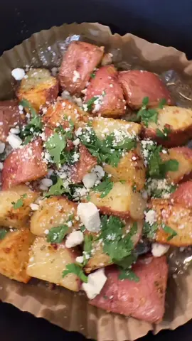 Aire fryer potatoe #airefryerpotatoe #boricua🇵🇷 #latinfood #tiktokfood #puertorico🇵🇷 