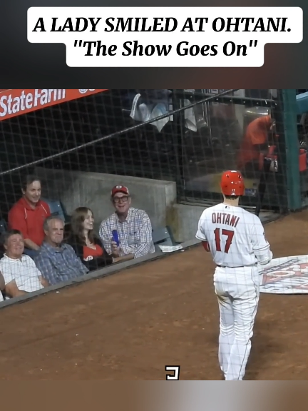 A LADY SMILED AT OHTANI. 