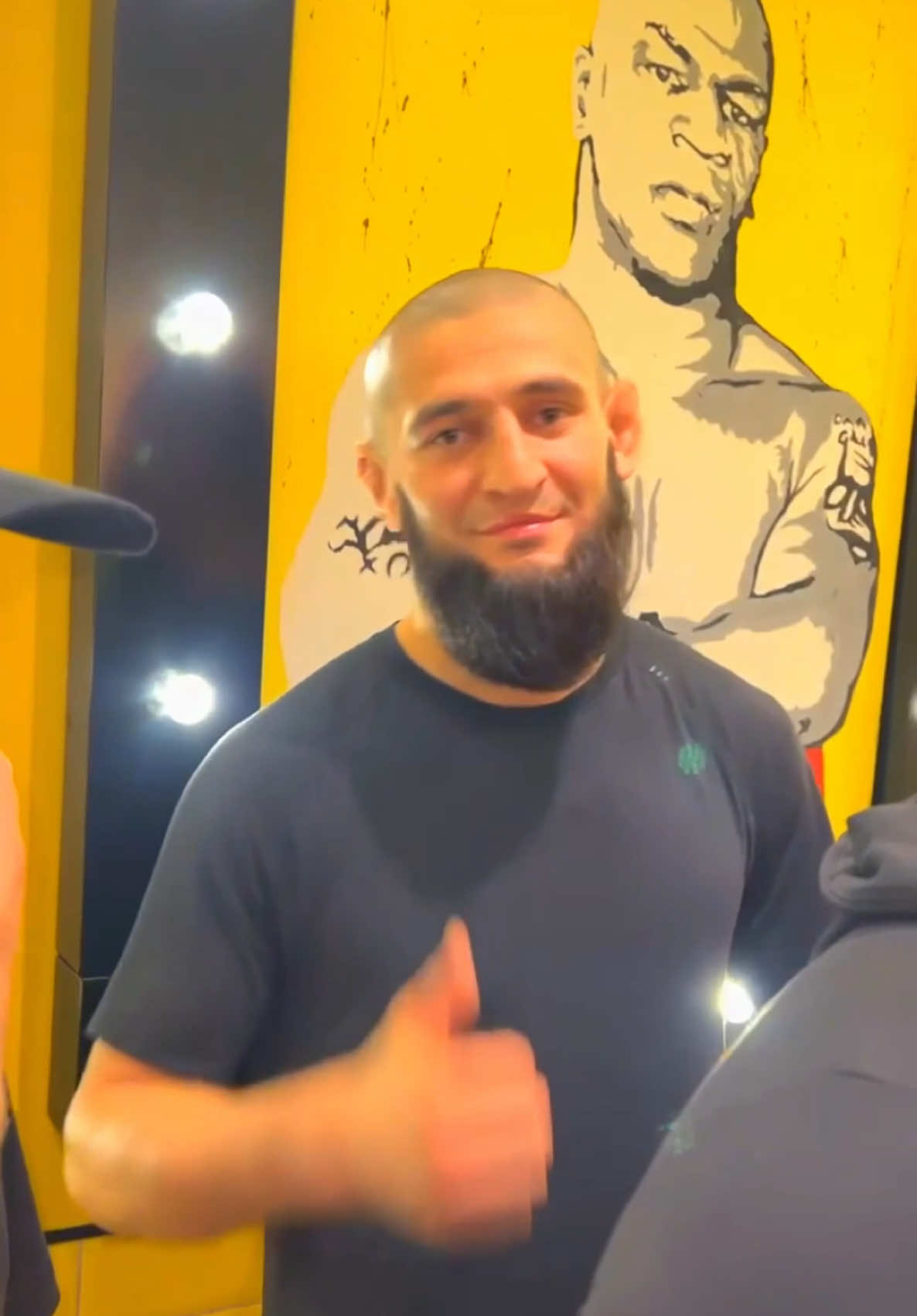 Khamzat Chimaev stops by Mr T’s for his pre-fight fuel 🔥👊🍔 #khamat #chimaev #UFC #mrts #ddp 