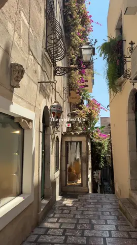 The Dior in Taormina is heavenly 🦢✨ . . . #taormina #taorminasicily #dior #diortaormina #taorminashopping 