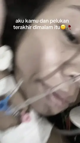 Pantesan waktu mama buka ikatan tangan kamu, Kamu lansung meluk aku ya yang rupanya itu pelukan terakhir kamu buat aku kamu tau ngak aku kangen banget aku kangen di peluk kamu lagi, aku mencoba mencari titik ikhlas aku tapi sampe sekarang aku belum menemukan titik ikhlas itu setiap hari harus merasa sakit hati yang tidak berujung membaik rasanya makin memburuk setiap malam harus menangis kenapa kisah cinta aku tidak seindah dan semulus kisah cinta orang kenapa Tuhan memberikan jalan nya seperti ini🙂