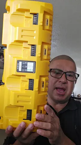 DCB104 DEWALT universal. te carga baterias  de 12v 20v 60v  son 4 puertos de bateria y dos puertos usb con indicador de seguridad,  carga simultáneamente y eficiente 4 baterias #dewalt 