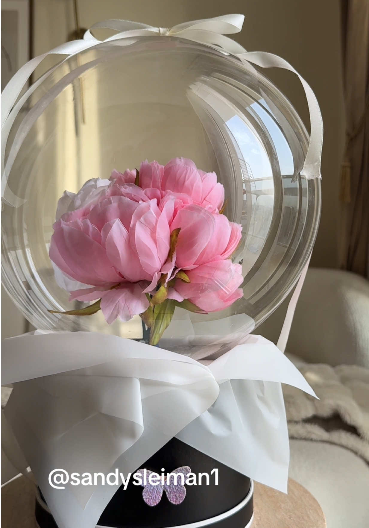 floral bouquet in a bubble balloon #DIY #bubbleballoon #giftideas #floraldesign 