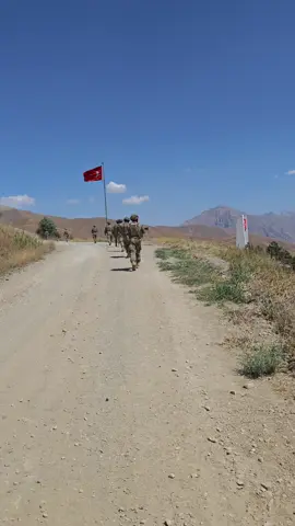 🇹🇷🇹🇷🇹🇷#kesfet #komando #komando🇹🇷 #uzmancavuş #bayrak @(っ◔◡◔)っ Ḃṳ̈Ş̇'ṳ̈Ṇ ḊṏṠṮṳ♾️ 