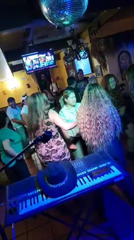 Party time ❣️😅🥰#paratii #viraltiktok #trend #fypage #amigas 