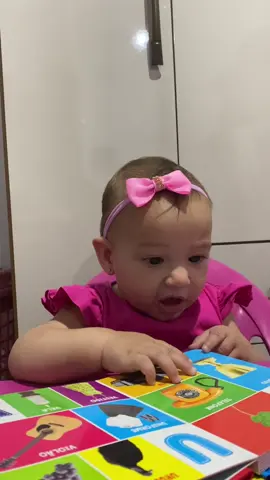 Lendo um livro aos 9 meses kkk 🥹😅💗#bebeinteligente 