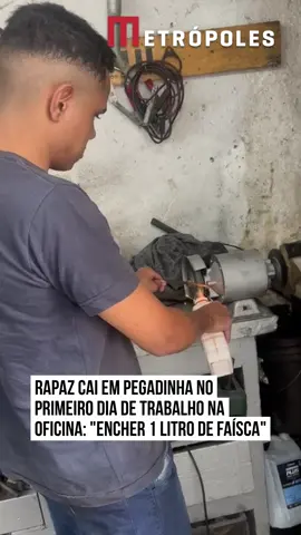 🔧🔨 Renan trabalha em #oficina e ficou encarregado de ajudar o novo empregado do estabelecimento no primeiro dia do rapaz. Como o clima no #trabalho é descontraído, Renan aproveitou para pregar peça no novato e pediu ao jovem para 