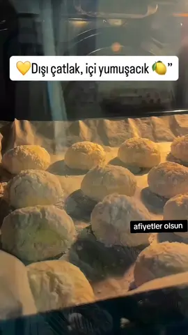 Merhaba arkadaşlar yillardır yaptım tam tutan tarifi misafirin de tarifini aldı damak Çatlatan limonlu çatlak kurabiye€ @nigarinblogu Limonlu çatlak kurabiye 2 adet yumurta 6 yemek kaşığı toz seker Yarım çay bardağı sıvı yağ 1 limon kabugu rendesi Yarım limonun suyu 1 paket vanilya 1 paket kabartma tozu 2,5 su bardağı un artı 2yk un ekledim Dişını bulamak için Pudra şekeri Hazırlanışı 