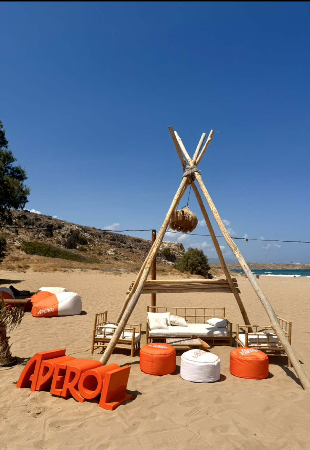 Petit paradis ! 😍 📍NewsSeasideBarRestaurant a seulement 10 minutes d’Heraklion, Crete 🇬🇷 #crete #beachclub #heraklion #restaurant #sunbed 