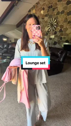 Buttery soft and super lightweight but also cozy enough for those cuddled up on the couch, movie kinda fall nights! #loungewear #loungeset #comfyloungewear #falloutfits #fallootd 