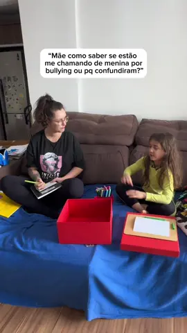 Meu filho me perguntou como saber se estavam chamando ele de menina por bullying ou porque se confundiram, já que ele tem cabelo comprido.  E é nessas horas que lembro: o preconceito nasce onde falta pensamento crítico. Por isso, meu papel vai além de fortalecer a autoestima dele é ensinar a refletir sobre o que ouve, questionar se aquilo faz sentido e, assim, construir segurança para tomar boas decisões na vida. 🧡🧠 #bullyng #maternidadereal #EducaçãoConsciente #ApegoSeguro 