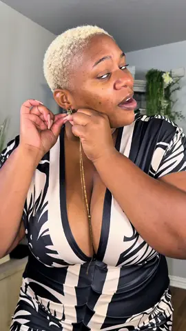 I LOVE long necklaces that goes down the chest! It’s so sexy and demure🤏🏽✨ Click that cart🥂@EVRYJEWELS #evryjewelspartner #evryjewelscollabs #evryjewels #jewelry #datenight 