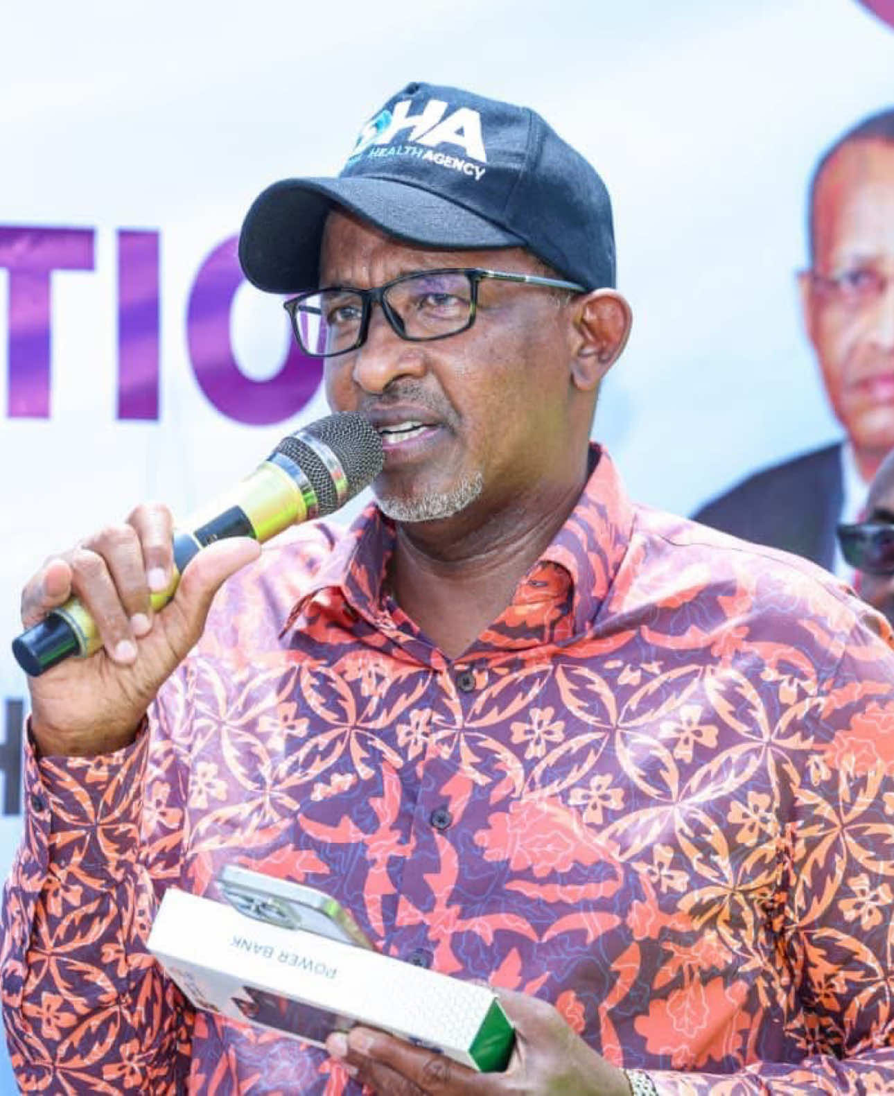 Ogadaa Adan Bare Ducaale kursi marabo, Nin Kasta Wuu Tashani, Cid kastana Way tashani, Lakini Been Yaan Nila Sheegin, Siyaasad Garissa Adan Bare ayaa u taliyaa. 