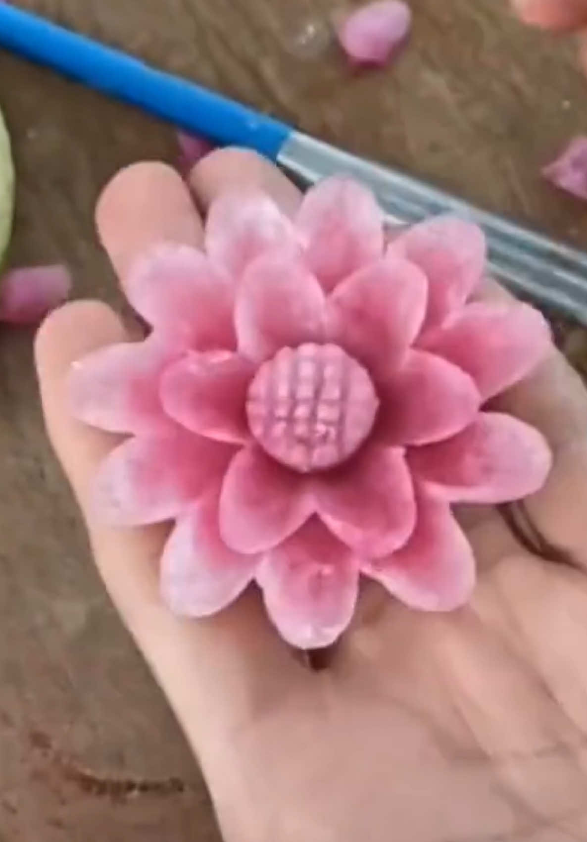 carving flower from radish🥰🥰🥰#chef #skills #amazing #fyp #carving 