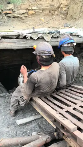 Have you ever seen blackdiamond mining like this? #Minecraft #mining #digging #undergroundmining #secrettunnels #diamondmining #usa🇺🇸 