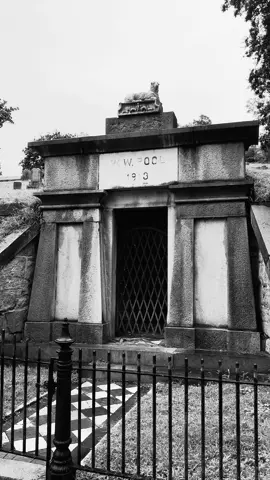 The Richmond Vampire’s Mausoleum 🖤🖤🖤 #gerrigirl #richmondvampire #hollywoodcemetery #ilovecemeteries #urbanlegend 