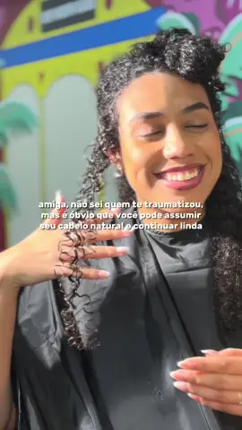 Liberte os cachos, as ondas, o volume… e a sua autoestima! ✨ Assumir o cabelo natural é muito mais do que uma escolha estética, é um ato de liberdade, de se olhar no espelho e reconhecer a sua essência. É se reconhecer sem tentar caber em padrões que nunca fizeram sentido pra você. Na Lola From Rio, acreditamos que cabelo é estilo, é história, é amor próprio. E você merece, todos os dias, se sentir linda do jeito que é🥰 Cuide, celebre, exiba. Porque o seu cabelo conta a sua história, e sua história é única. #LolaFromRio #CabeloNatural #Autocuidado #Cachos #AmorPróprio