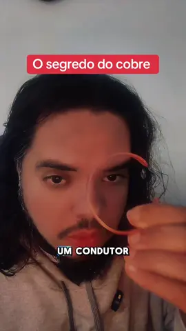 Pouca gente sabe, mas o cobre é um dos metais mais antigos usados pela humanidade e carregar ele no corpo pode transformar tanto sua saúde quanto sua energia espiritual. Uma simples pulseira de cobre pode melhorar circulação, aliviar dores, reduzir insônia e até trazer mais disposição. Mas o que realmente impressiona é a força espiritual: ele protege contra energias negativas, conecta você à Terra e amplia sua clareza interior. Por isso civilizações antigas como egípcios e povos ancestrais já usavam o cobre como ferramenta de cura e equilíbrio. Às vezes, o que buscamos em respostas distantes já está em coisas simples. E o cobre é uma dessas chaves. #poderdocobre #sabedoriaancestral #equilibrioenergetico #curaholistica #energiapositiva