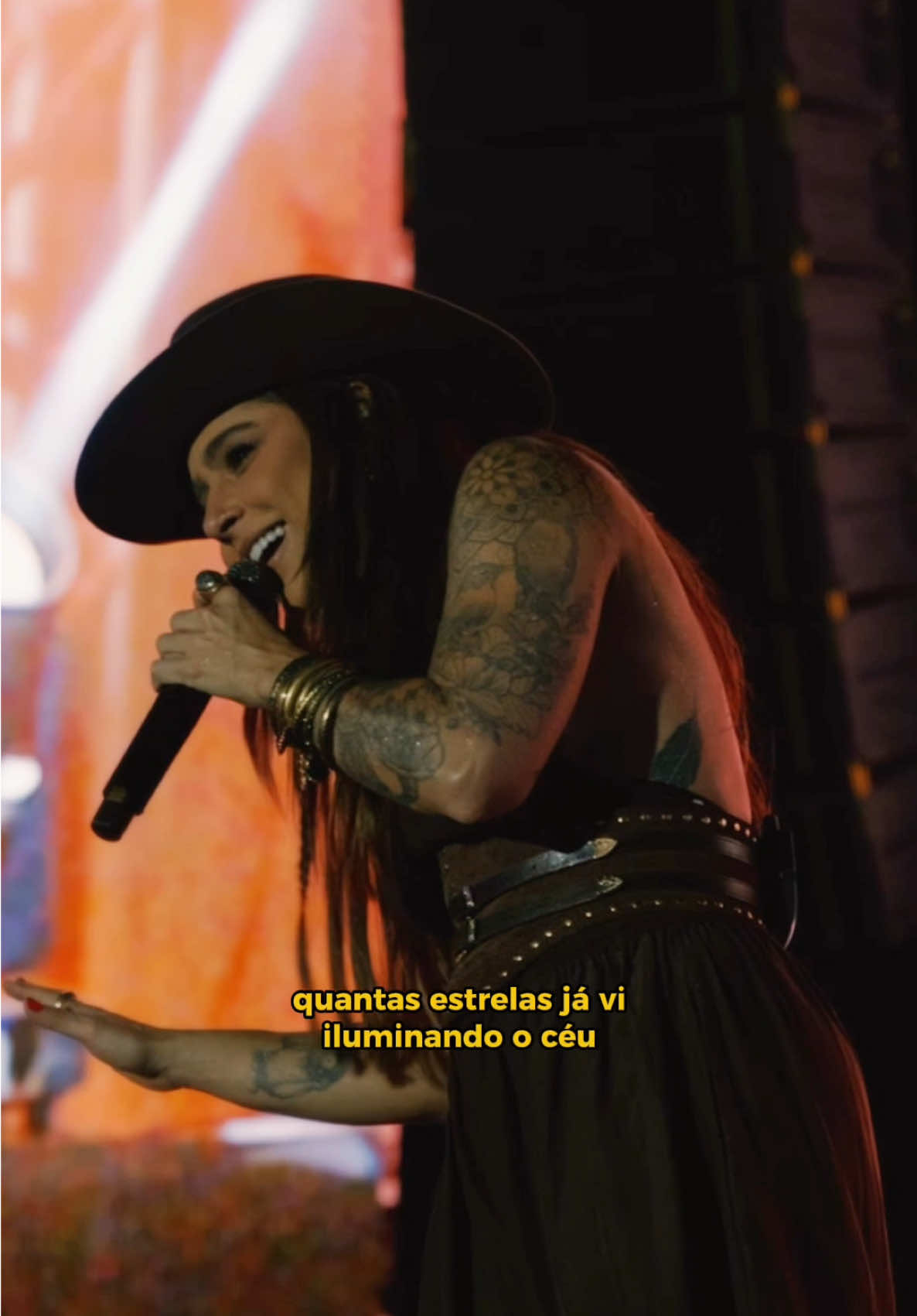 O tipo de moda que pede pra ficar no repeat, sem dó! 🤠🎵 Já soltaram o play no ‘EP. Apruma, Beagá!’ hoje? #lauanaprado #musicanova 