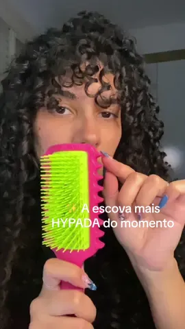 Comprei a escova de cabelo mais Hypada entre as cacheadas ultimamente 👩🏻‍🦱✨  Minha escolha foi a da marca @Mundo Ricca 💖  Tenho minha nova finalização favorita! 😻  #cacheada #cacheadas #cachos #finalizacaodecachos #escovadecabelo 