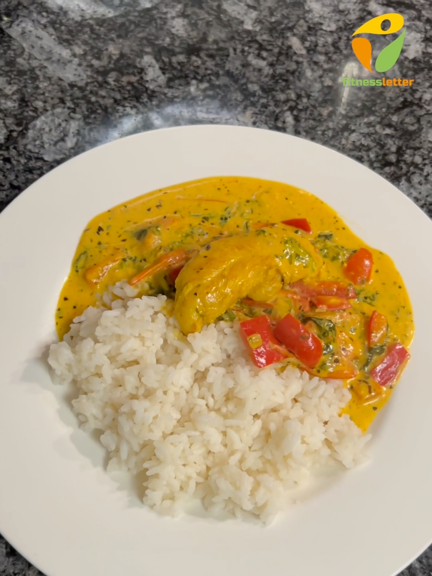 Kurkuma-Parmesan-Hähnchen mit Reis 👇🏼 150g Hähnchenbrustfilet 150g Reis 1 EL Rapsöl 250ml Sahne 2 EL Schmand 1 Zwiebel oder Schalotte 1 rote Paprika 200g Cocktailtomaten 50g Babyspinat 20g Parmesan Prise Kurkuma, Petersilie, Basilikum 1 Schuss Weißwein (optional) Folge @fitnessletter 👉 Für mehr Informationen schaut einfach auf unserem Blog vorbei #fitnessletter #fürdich #foru #f #fyp #foryoupage❤️❤️ #foruyou #for #videoviral #viralvideos #viral #fittips #ernährung #FitTok #rezept #FoodTok #healthyrecipes #highprotein