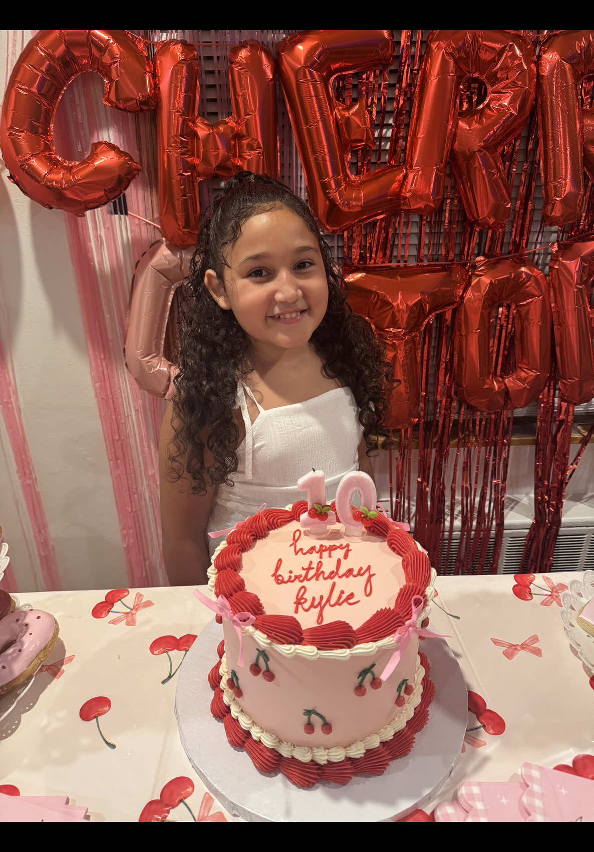 Always want them to wake up feeling super special on their birthday morning ❤️ #birthday #birthdaydecor #girlsbirthday #girls #cherry 
