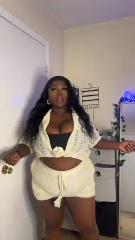 Didn’t hit 60 secs 🤦🏾‍♀️ But the girls tho 😉 #chrisbrown #dancechallenge #curvy #queensizedmia 