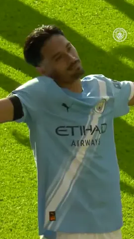 Opening his Premier League account in style 🤷‍♂️😮‍💨 #TijjaniReijnders #ManCity #Football @Tijjani Reijnders 