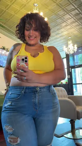 Puerto Rican yellow for the weekend 💋🇵🇷 #wepa #livinthecurlylife 