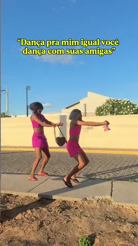 Dança pra mim igual você dança com suas amigas 😂😂😂 #oblogueirinhodecaf #humor #memes #danca #amigas 