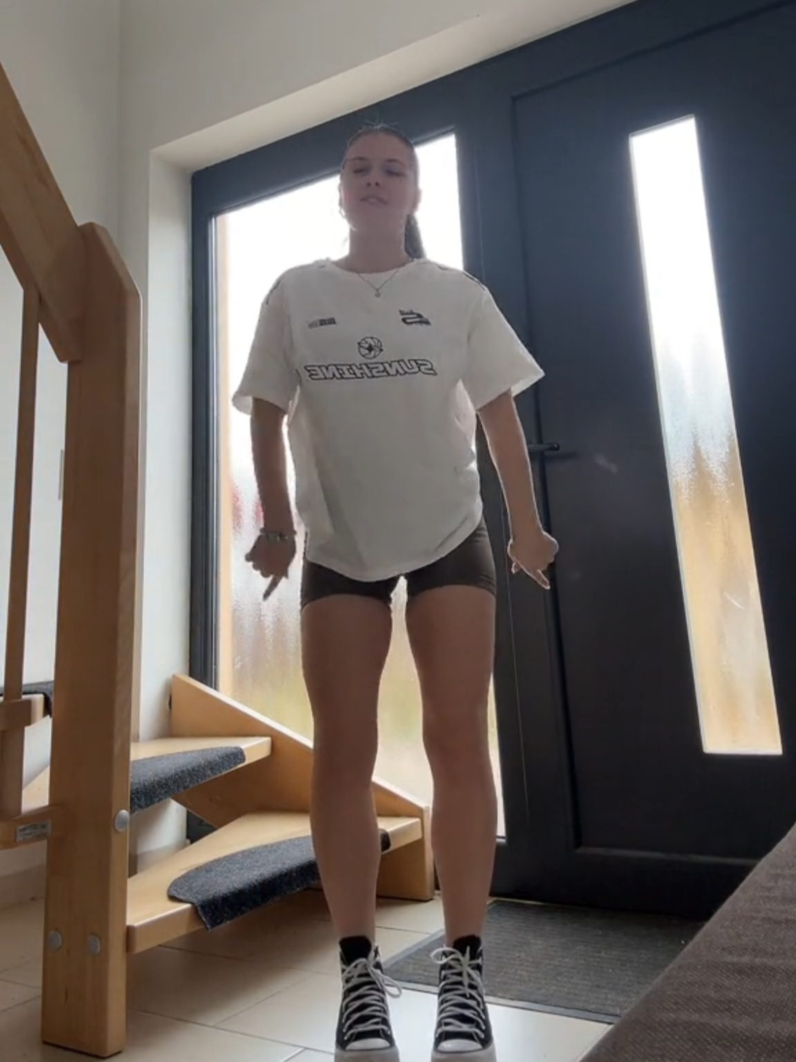 In nur wenigen Sekunden verwandelt Emma Alltag in pure Ästhetik. 🚀 Von 0 auf Wow, ohne großen Aufwand, nur durch ihre Präsenz. Und genau das macht ihre Videos so besonders und wiedersehenswert. 📲 @emmadiedroge #GlowUp #viralvideos #FYP #CuteSocialMediaGirls