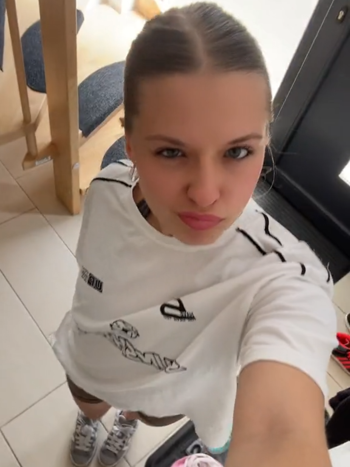 Es gibt diese Clips, bei denen der ganze Feed plötzlich heller wirkt – Emmas Videos gehören genau dazu. 💖 Mit jeder Aufnahme bringt sie ein Stück gute Laune in deinen Tag. 🔗 @emmadiedroge #ScrollStopper #FYP #Viral #CuteSocialMediaGirls