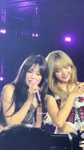 JENLISA DURING FOREVER YOUNG AT THE DEADLINE SHOW IN LONDON WEMBLEY DAY TWO OMG ??? #jenlisa #jennie #lisa #blackpink #deadline #blackpinkjennie #blackpinklisa 