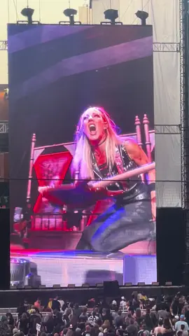 Showed this video from the concert to my 5 year old daughter and she can’t stop watching it 🎸 I think we found our new idol 😍 @Nita Strauss was AMAZING. #nitastrauss #philly #alicecooper #mychemicalromance #guitar 
