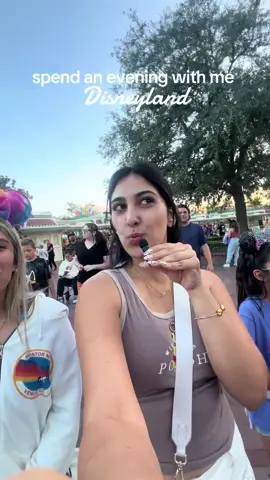 spend an evening with me at disneyland 🥨🎡🐭✨ #disneyland #disneyparks #mickeymouse #disneyvlog #Vlog @natalie diaz 