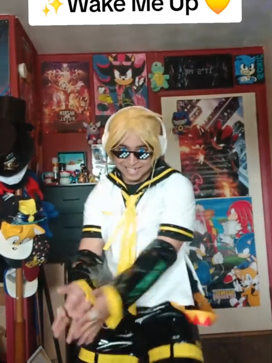 The new Wake Me Up Emote from Fortnite #wakemeup #wakemeupavicii #avicii #fortnite #fortniteemote #fortniteemotes #fortnitedance #xyzbca #fyp #foryoupage #volcaloid #volcaloidcosplay #lenkagamine #miku #hatsunemikucolorfulstage #lenkagaminecosplay #tiktokdance  #lenkagaminevocaloid#hatsunemiku  #virtualsinger #cosplayer #dance  #cosplay 