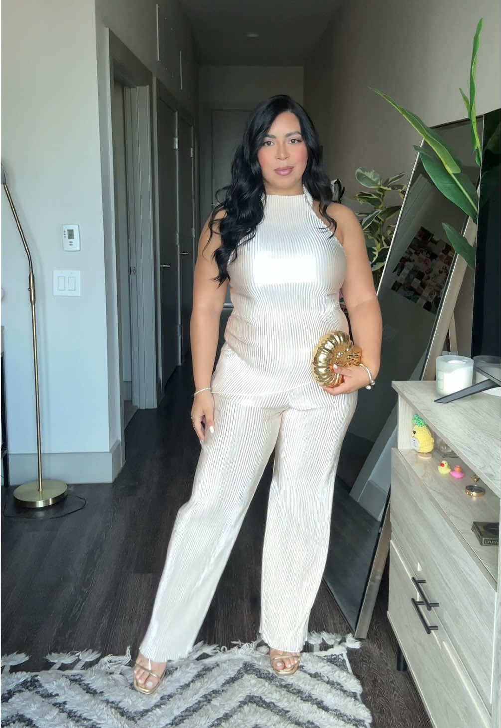 All golden kinda night!💛✨#nightoutfit #ootn 