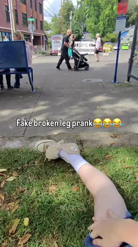 Why was everybody staring at me? #fyp #brokenleg #kneeinjury #hurt #humor 