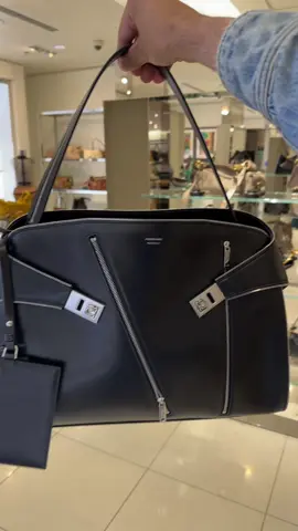 loving this ferragmo moment #salvatoreferragamo #ferragamo #hugbag #handbags #designer 
