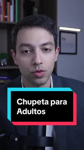 Adultos Usando Chupetas, qual sua visão? (Respeitosa) 💡 Curso completo de Inteligência Emocional na Bio Neste vídeo, falamos sobre adultos que usam chupetas para se acalmar, uma tendência que ganhou força na China. Embora possa parecer infantil à primeira vista, isso está relacionado à habilidade de autorregulação emocional, que algumas pessoas não desenvolvem adequadamente. Entender esse fenômeno com compaixão é importante, e a boa notícia é que a inteligência emocional pode ser treinada. #saúdemental #psicologia #inteligenciaemocional #inteligênciaemocional #autoestima  