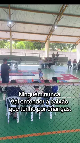 Que fofa, brincando no meio da gincana sksksk.                                 #criança #viraltiktok #viral #football #fyppppppppppppppppppppppp 